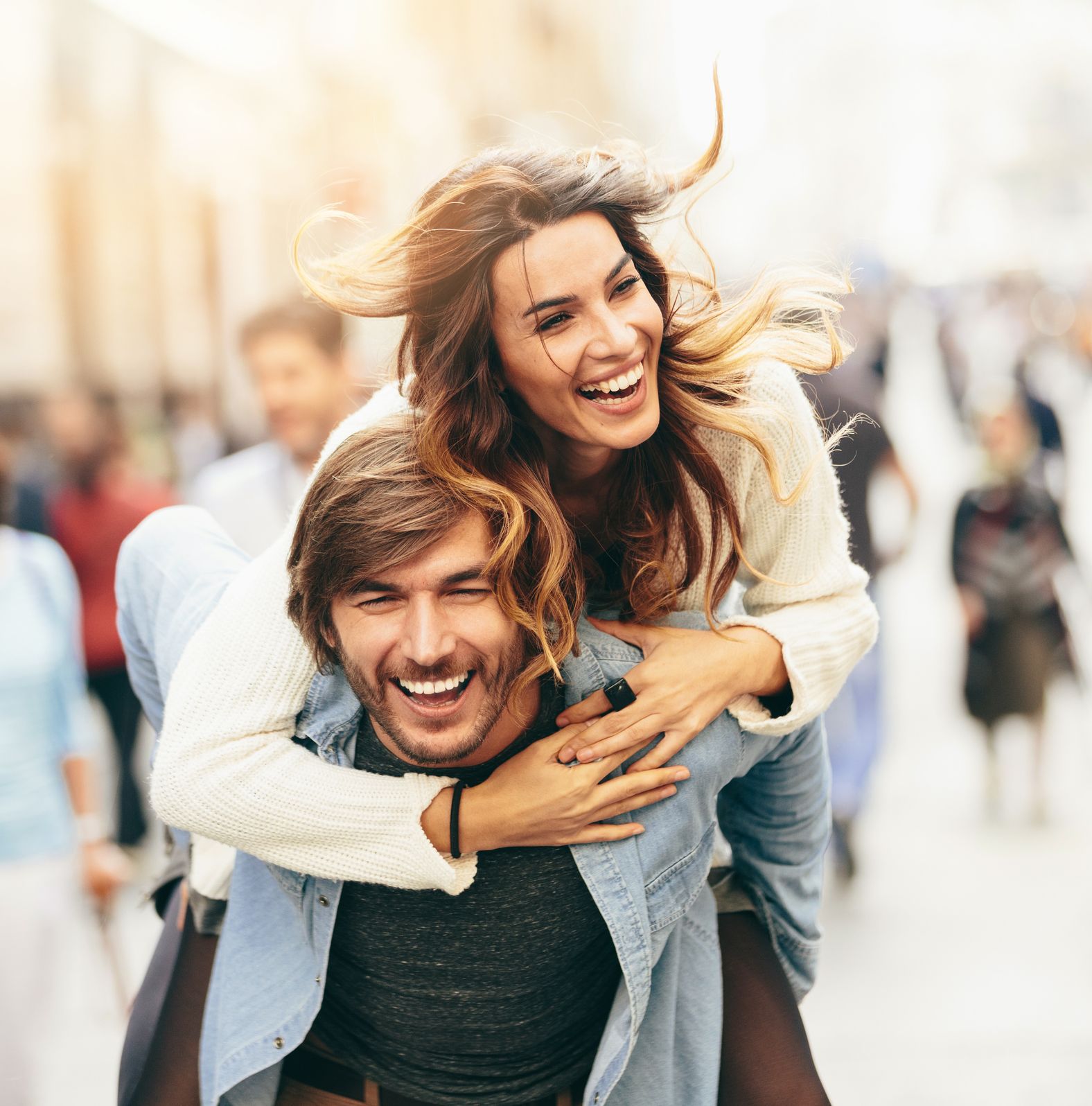 Pareja feliz en su primera cita después de conocerse a través de una plataforma de citas en un entorno urbano. La imagen muestra citas online seguras, un conocimiento mutuo y un trato respetuoso.