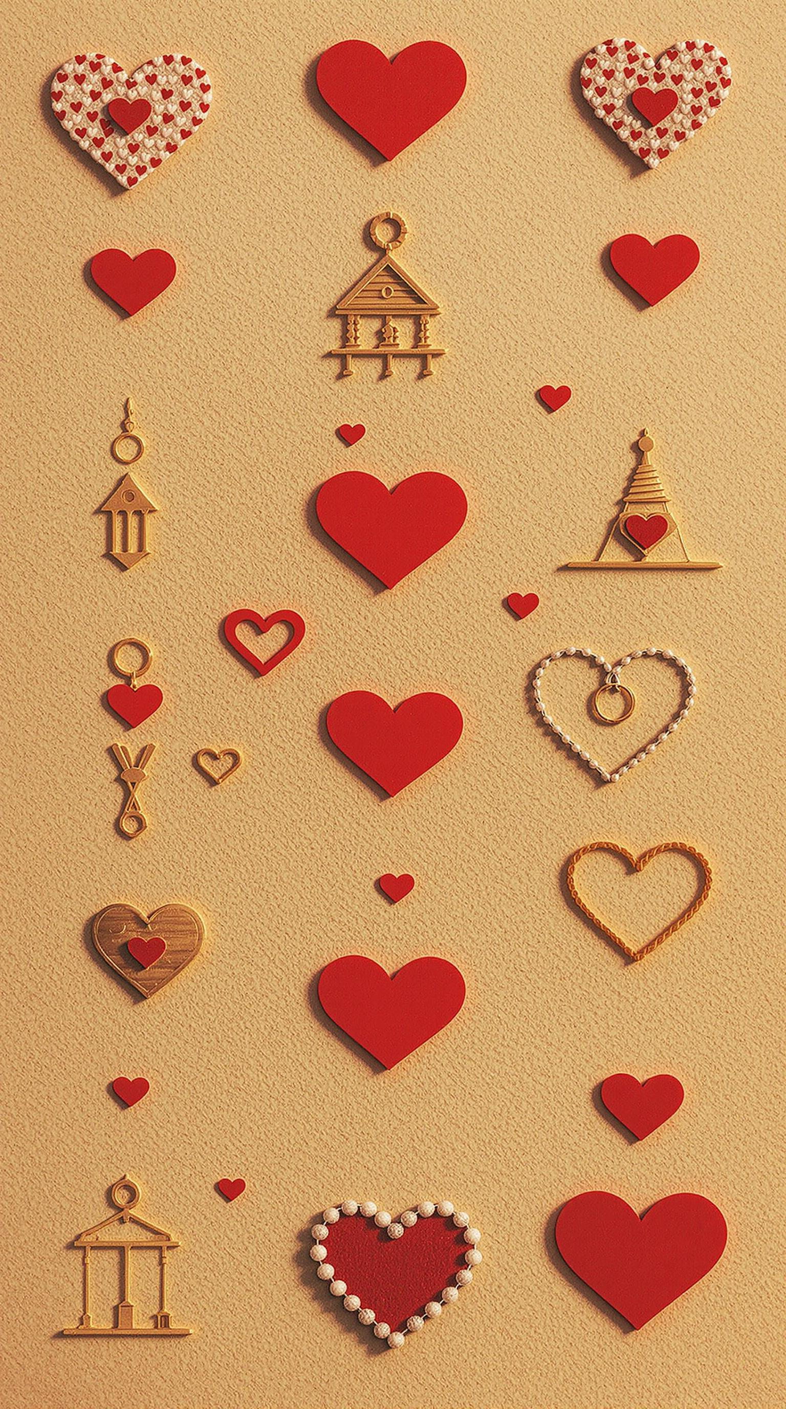 Corazones rojos y manualidades románticas bajo una luz cálida representan el deseo de una relación duradera.