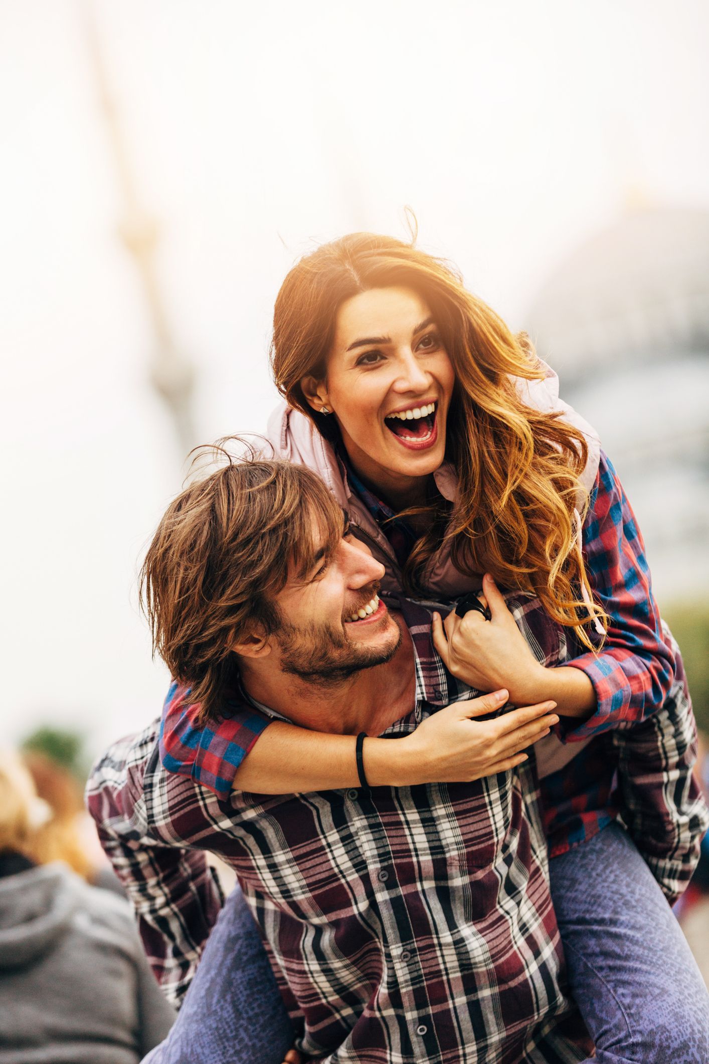Un hombre joven y una mujer joven ríen juntos después de conocerse a través de una plataforma de citas seria y construyen una relación duradera.