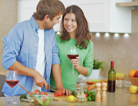 pareja cocinando juntos